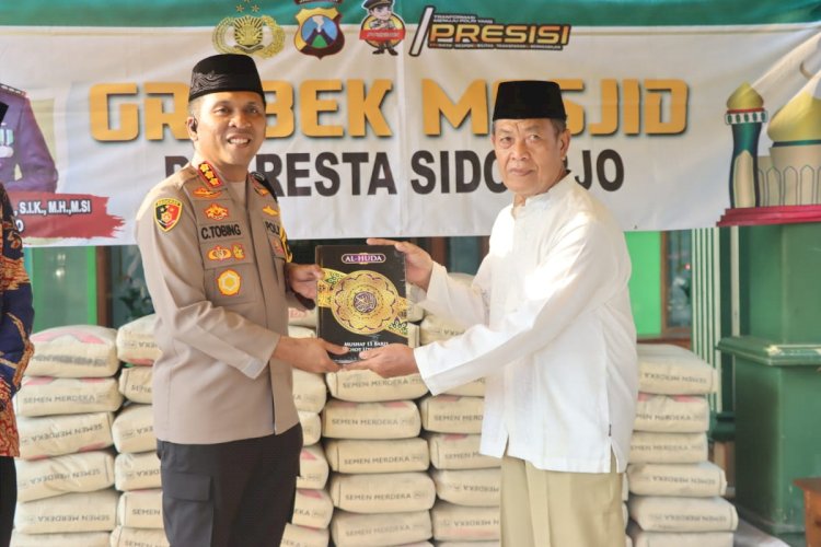 Ramadhan Berbagi, Polresta Sidoarjo Bantu Renovasi Mushola